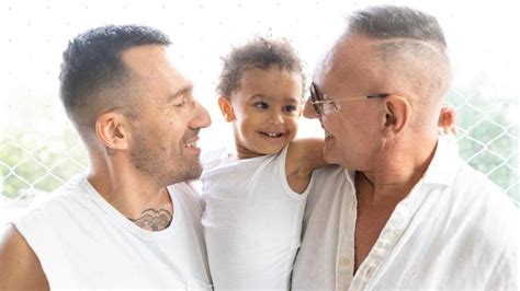 Casal gay conta saga pra adotar bebê prematuro abandonado História linda UOL