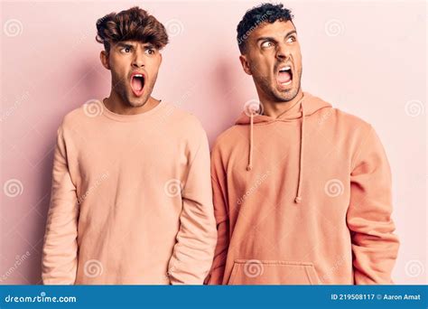 Joven Pareja Gay Con Ropa Casual Enojado Y Loco Gritando Frustrado Y Furioso Gritando Con Ira