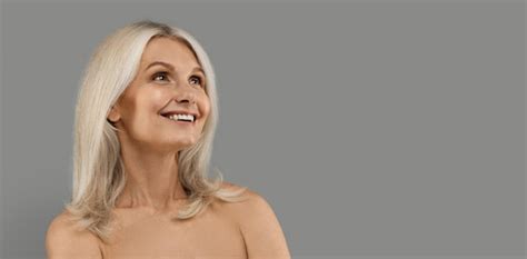 Rêveuse Belle Femme Mature Nue Regardant L espace De Copie Photo Premium