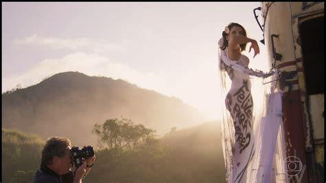 Naked Bruna Linzmeyer in A Força do Querer