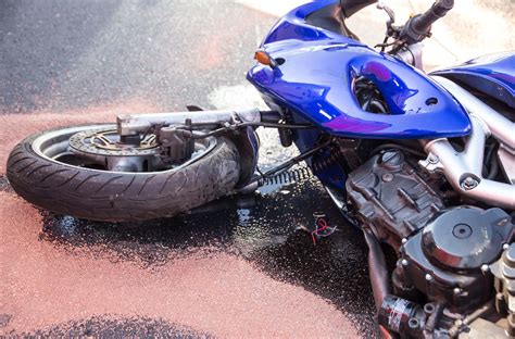 J Hrige Motorradfahrerin Bei Unfall Schwer Verletzt Regionalheute De