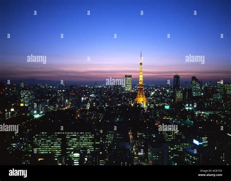 Tokyo Tower and city skyline at dusk Stock Photo - Alamy