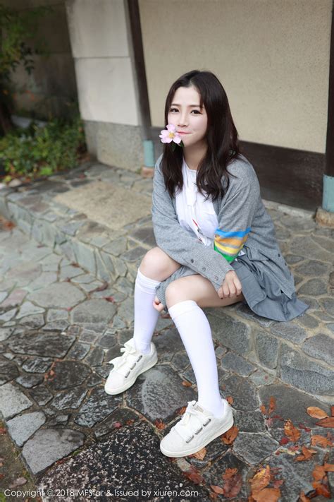 Lạ lùng với phong cách học đường nửa kín nửa hở của hot girl Xu Cake