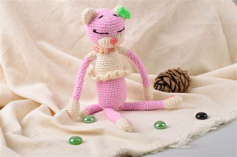 Купить Мягкая вязаная игрушка кошка розовая в платье с цветком ...