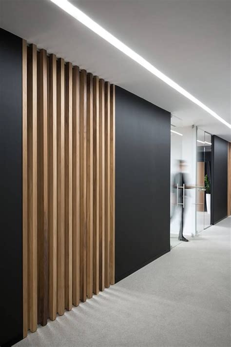 Черные деревянные рейки в интерьере - фото