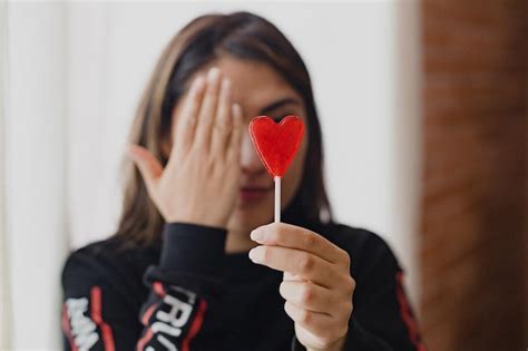 Mulher Latina Apaixonada Um Pirulito Na M O Na Forma De Um Cora O Dia De S O Valentim