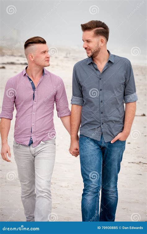 Pares Gay Que Caminan Llevando A Cabo Las Manos Imagen De Archivo Imagen De Lazo Ocasional