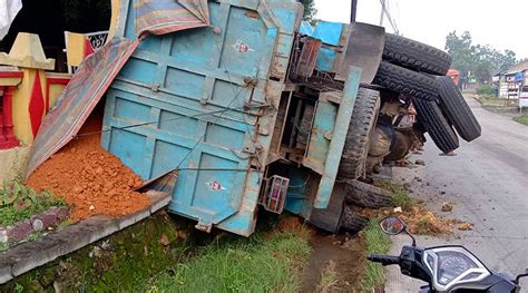 Diduga Kelebihan Muatan Truk Pengangkut Bahan Baku Semen Terguling Di