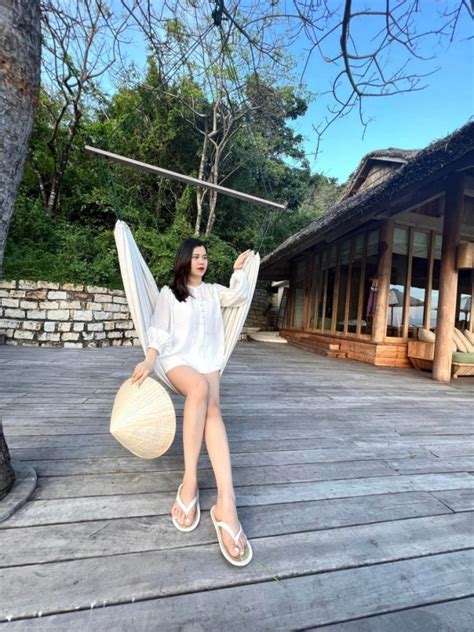 Bà chủ khách sạn khiến Phan Văn Đức si mê khoe dáng gợi cảm với bikini sau sinh