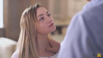 OLD4K Un vieil homme tenté par le sexe génial avec une nymphe excitée sur le canapé XVIDEOS