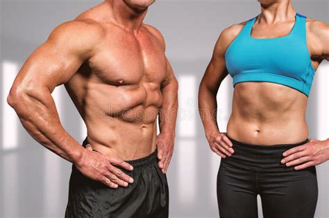 Imagen Compuesta Del Midsection Del Hombre Y De La Mujer Musculares Con