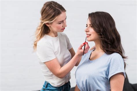 Femme peinture lèvres sourire brunette studio Photo Gratuite