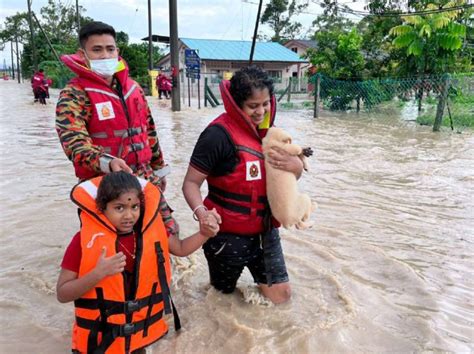 Lima Keluarga Terjejas Banjir Kilat Di Renggam Dipindahkan Ke Pps