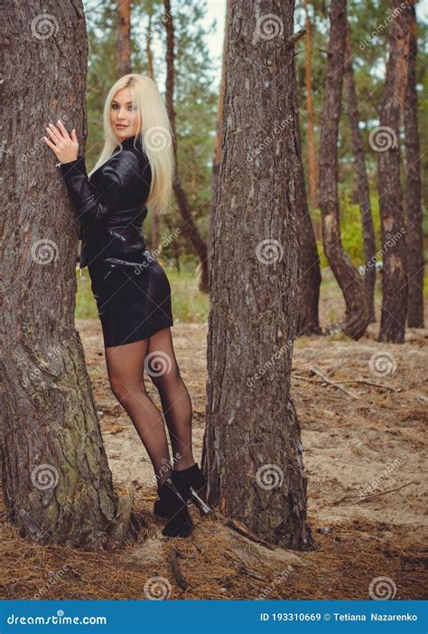 Jeune Femme Blonde Dans Le Mode De Vie En Cuir De Vêtements Image stock Image du automne
