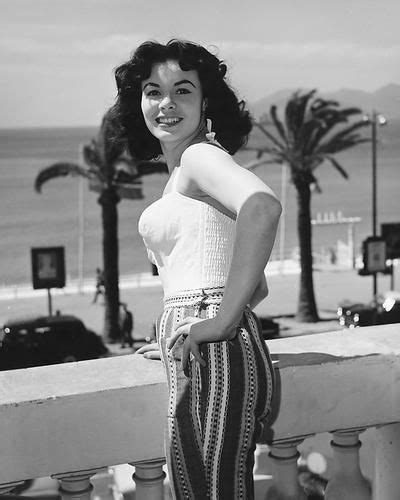 9 Hot Sexy Anne Heywood Bikini Pics