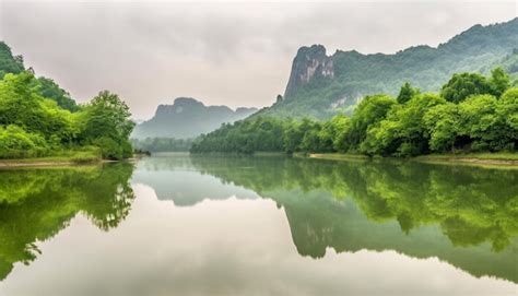 A Paisagem Montanhosa Tranquila Reflete A Beleza Natural No P R Do Sol