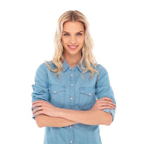 Femme Blonde Occasionnelle Heureuse Se Tenant Avec Des Mains Crois Es Photo Stock Image Du