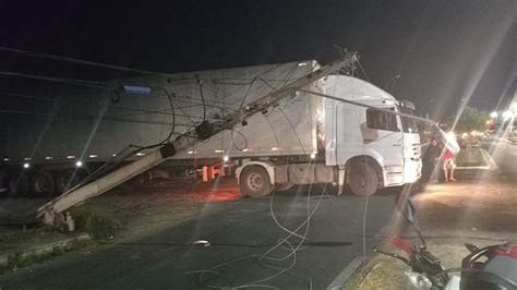 Caminhão arrasta fiação elétrica e derruba poste na Avenida Aderson