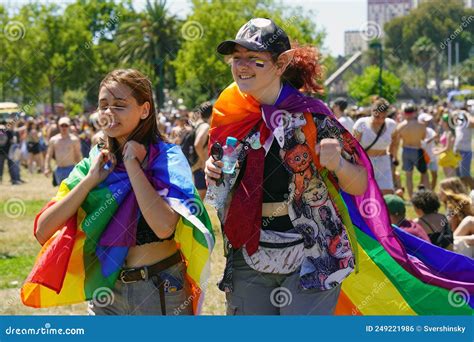 Desfile De Lesbianas Y Gays Lesbianas Caminando En El Desfile Del Orgullo Gay Foto Editorial