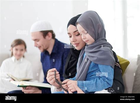 Traditionelle muslimische Familien Eltern mit Kindern lesen den Koran