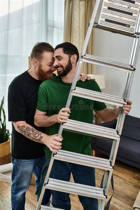 Dos Hombres Que Forman Parte De Un Gay Imagen De Archivo Imagen De Pares Posesiones