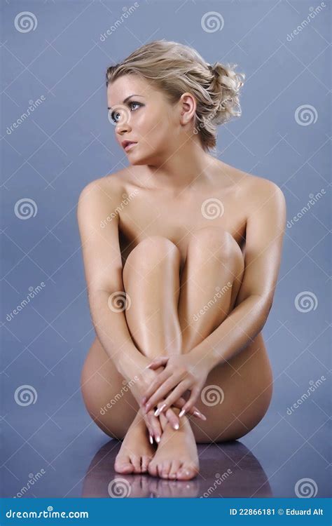 Belle Femme Blonde Nue S asseyant Sur L étage Image stock Image du patte hygiène 22866181