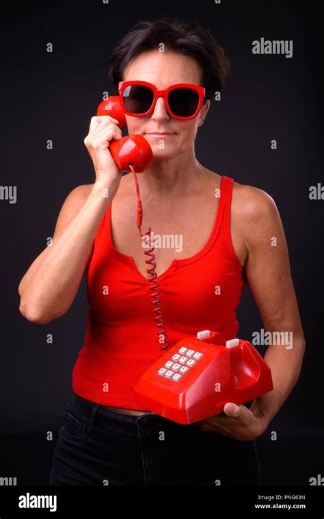 Femme noire mature aux cheveux courts Banque de photographies et dimages à haute résolution Alamy