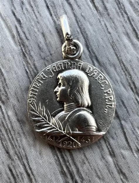 PETITE MEDAILLE RELIGIEUSE ancienne Jeanne Darc metal argenté