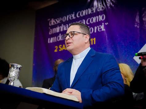 Pastor que criou igreja gay A bíblia nunca condenou relação de amor