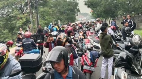 Jelang Penetapan UMK Bekasi Buruh Di Kawasan Industri Turun Ke Jalan