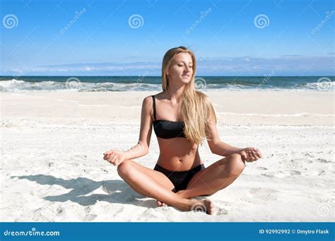 Vare Las Vacaciones Mujer Bronceada Hermosa En El Bikini Que Se Relaja En La Playa Tropical Foto