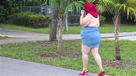 weiße reife vollbusige milf im minikleid zeigt großen saftigen arsch und blankziehende muschi