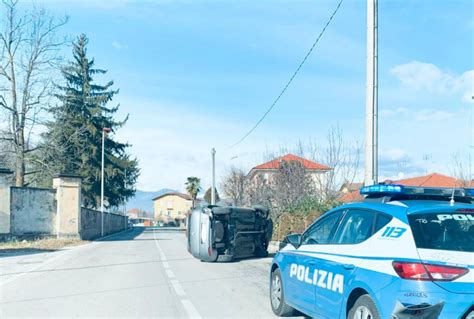 Madonna Dell Olmo Automobile Ribaltata Su Un Fianco In Via Della