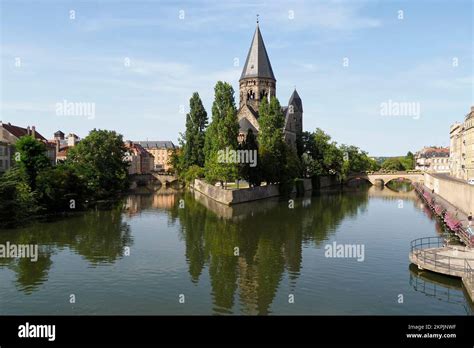 New Temple Temple Neuf Reflected On Theriver Moselle Metz Grand Est