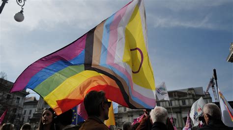 Minacce E Umiliazioni Per Il Figlio Gay Condannati I Genitori Vanity