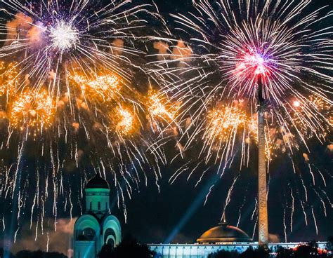 Праздничный фейерверк в честь Дня Победы