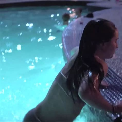 Kaitlyn Dever Bikini In Booksmart 2019 Scrolller