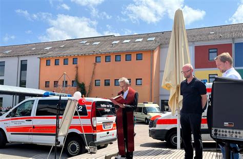 Neues Fahrzeug Der Sulgener Helfer Vor Ort Vor Der Weihe Zuerst Noch