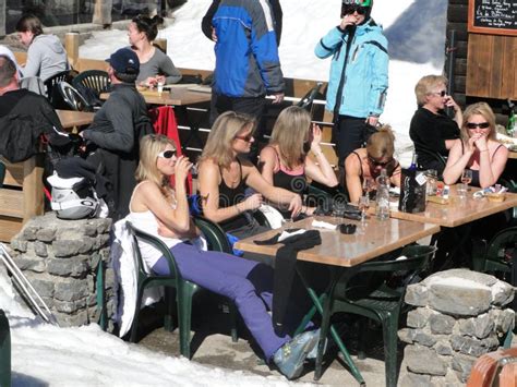 Een Groep Vrij Blonde Vrouwen Geniet Van De Zon Redactionele Foto Image Of Water Haar