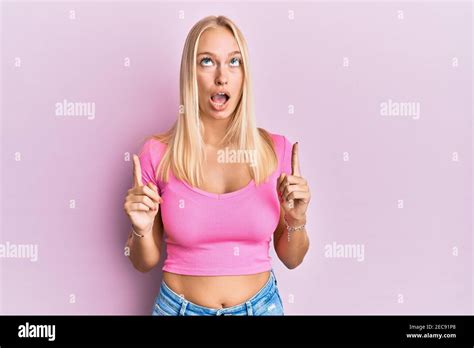 Junge Blonde M Dchen Tragen Casual Kleidung Erstaunt Und Berrascht Suchen Und Zeigen Mit