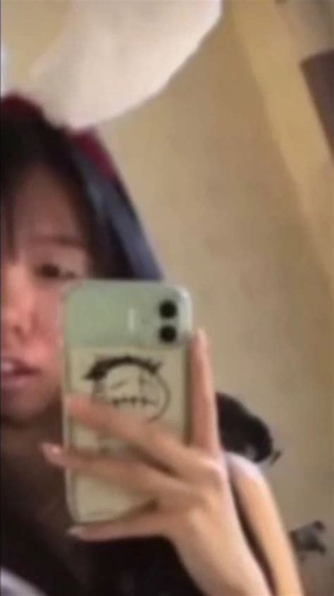 Hot girl có body vạn người mê vô tình để lộ một góc mặt nhưng khiến fan nam unfollow hàng loạt