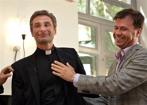 Padre Polon S Revela Ser Gay E Apresenta Companheiro Guia Gay S O Paulo