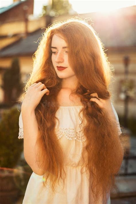 Ragazza Dai Capelli Rossi Lussuosa Con Le Spalle Nude Che Posano Nel Gla Del Sole Fotografia