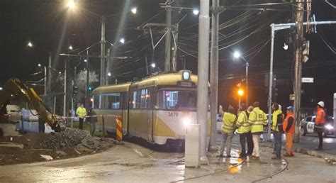 Stâlp buclucaș la Timișoara tăiat pentru ca tramvaiul să poată circula