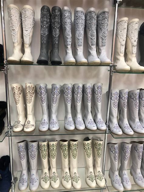 - В Якутии все больше модников предпочитают национальную кожаную обувь