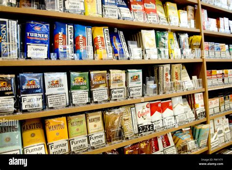 Sélection de part le tabac à rouler Produits en vente dans un bureau de ...