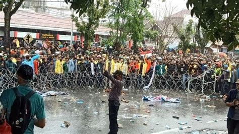 Deretan Foto Demo Tolak Uu Cipta Kerja Di Berbagai Kota Aksi Ricuh