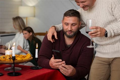 Pareja Gay Pasando Tiempo Con La Familia Foto Gratis