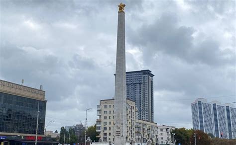 На Галицькій площі у Києві демонтують радянську зірку з пам’ятника ...