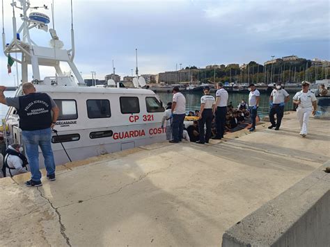 Sbarco A Crotone Salvati 101 Migranti Tra Cui 18 Minori A Bordo Di